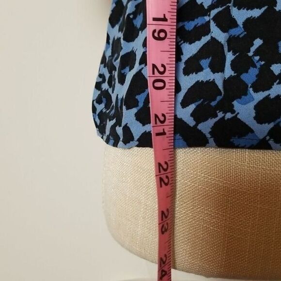 Banana Republic V neck short sleeve blue black leopard women's medium blouse - Picture 6 of 7